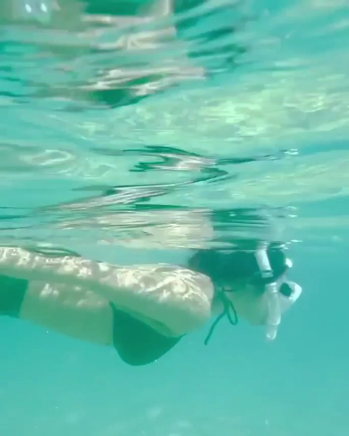 권은비 가슴 스노클링 중 물속에서 마구 흔들려