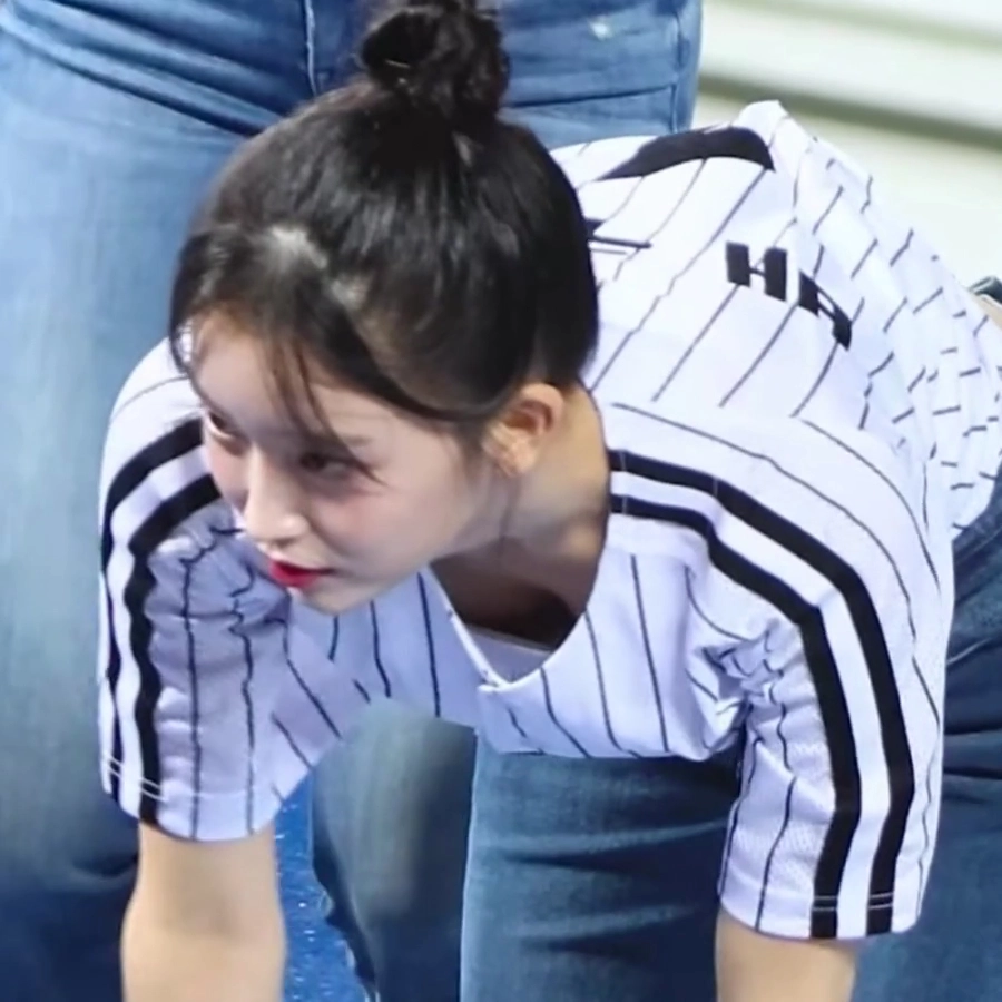 스테이씨 수민 가슴골 숙이고 팔로 모아주는 안무