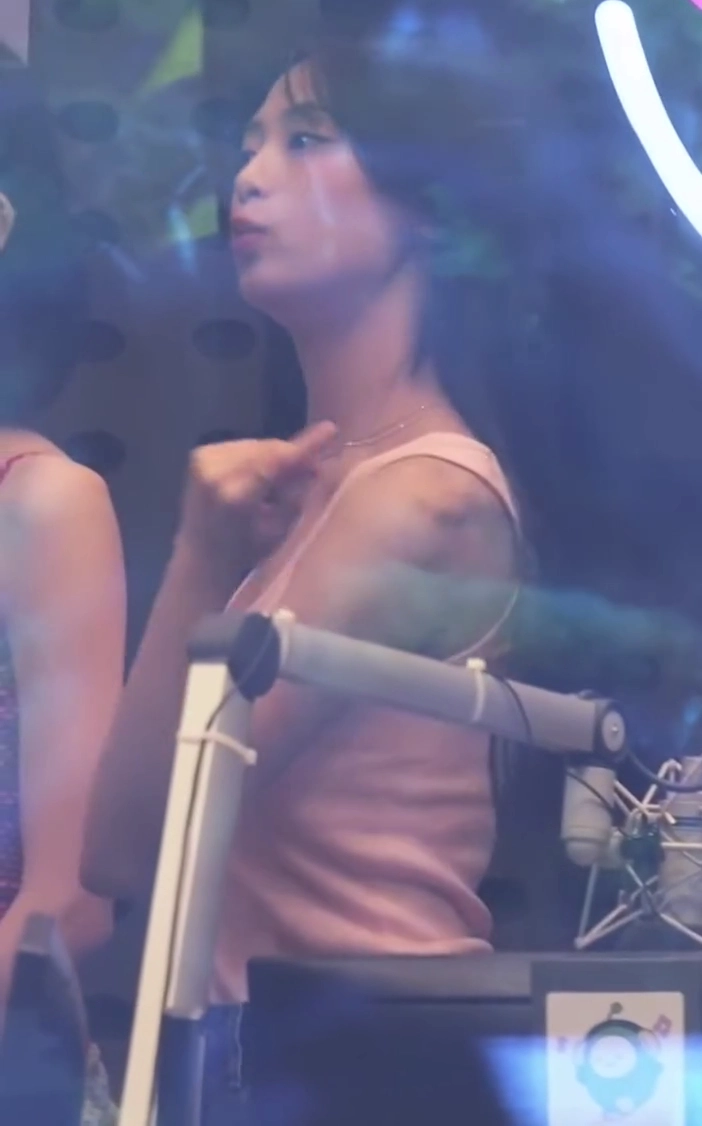 베이비몬스터 아현 가슴 묵직한 핑크 민소매