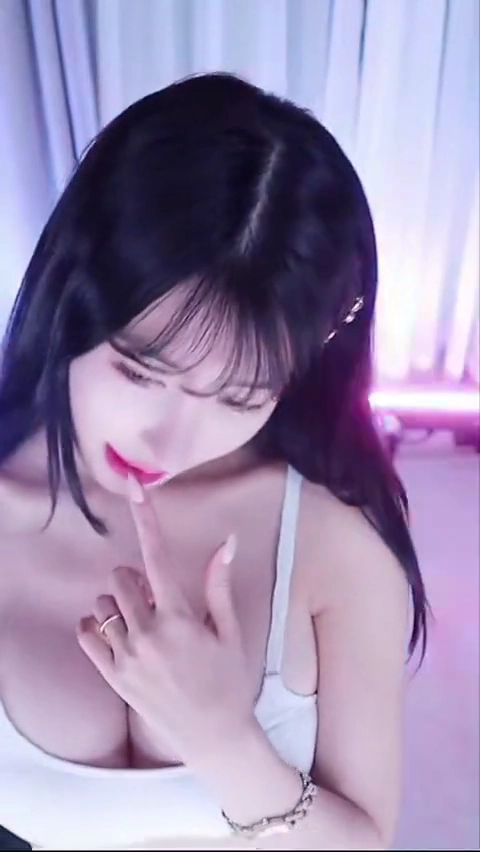 서율 가슴 한가득 담긴 브라탑 속