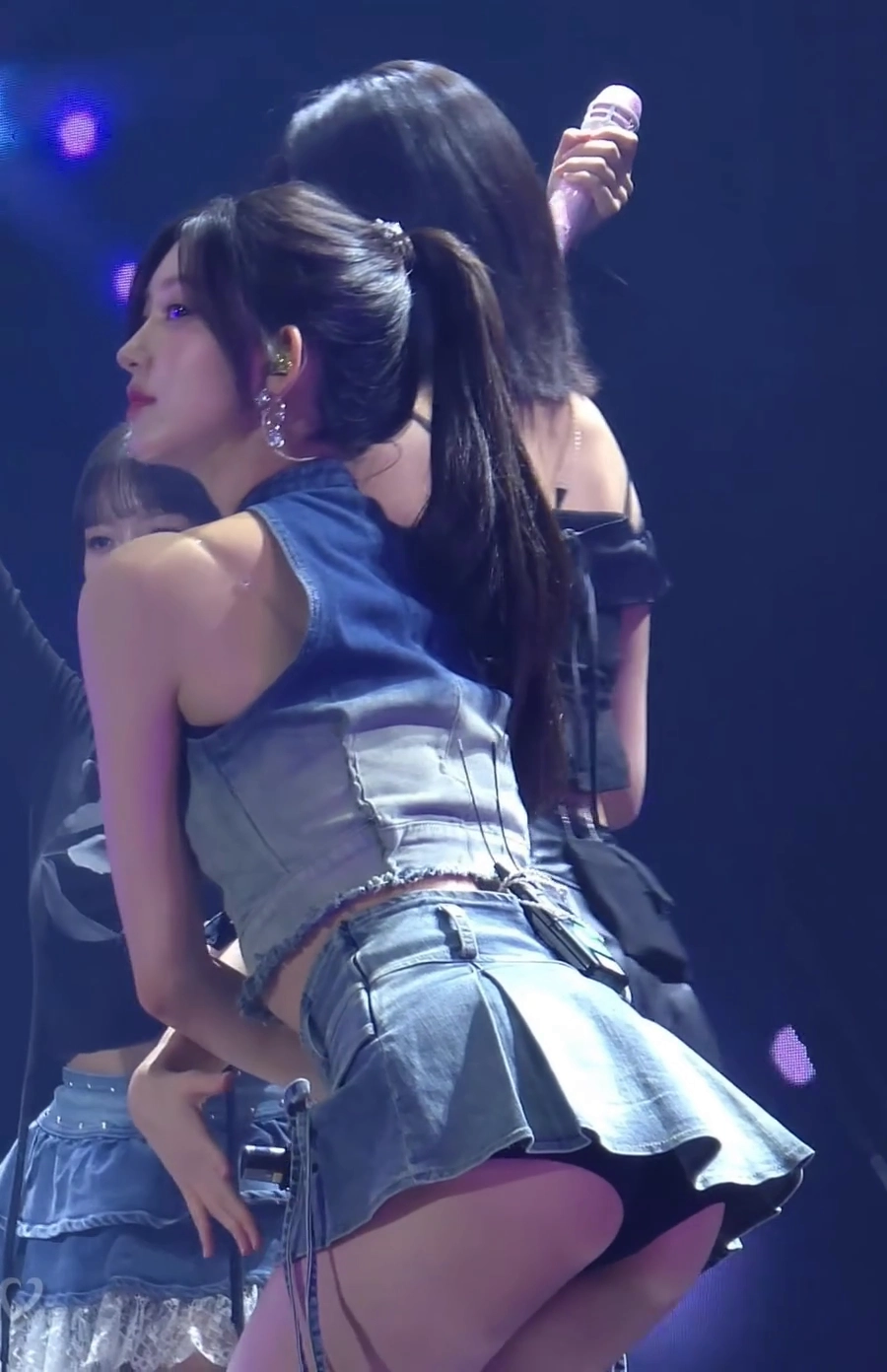 아이브 가을 엉태 보이게 숙여주는 팬서비스