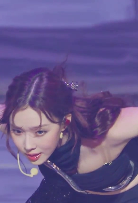 에스파 윈터 가슴골 보이게 숙이는 안무