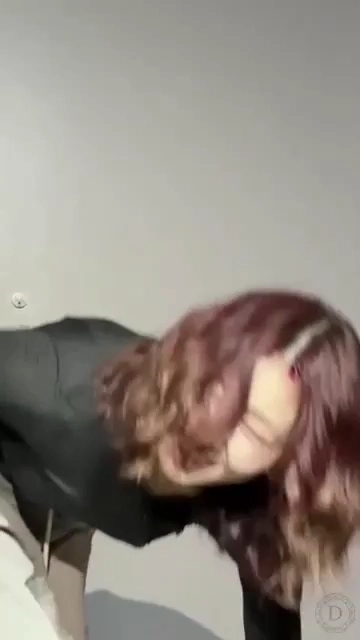 모모 가슴골 묵직하게 잡아준 시스루속 블랙 브라