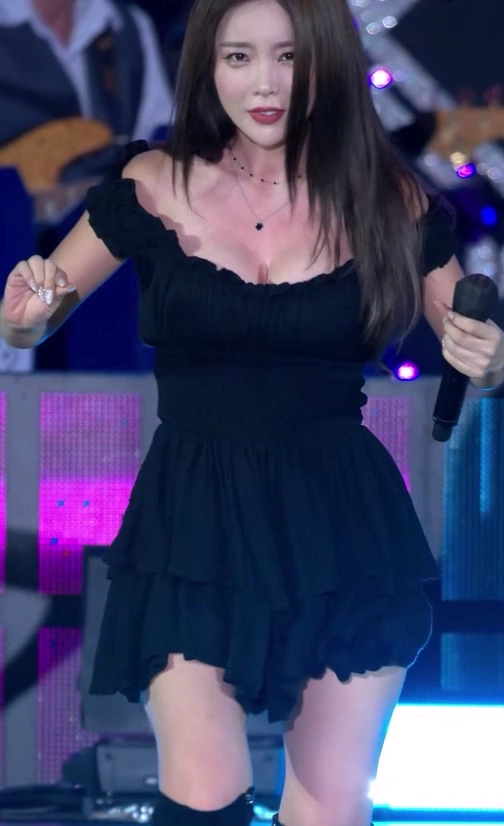 홍진영 윗슴 찰랑이는 사랑의 배터리 무대