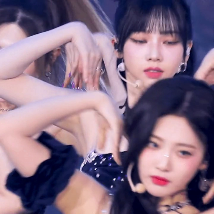 카리나 야드랑이 매끈한 가요대전 튜브탑 의상