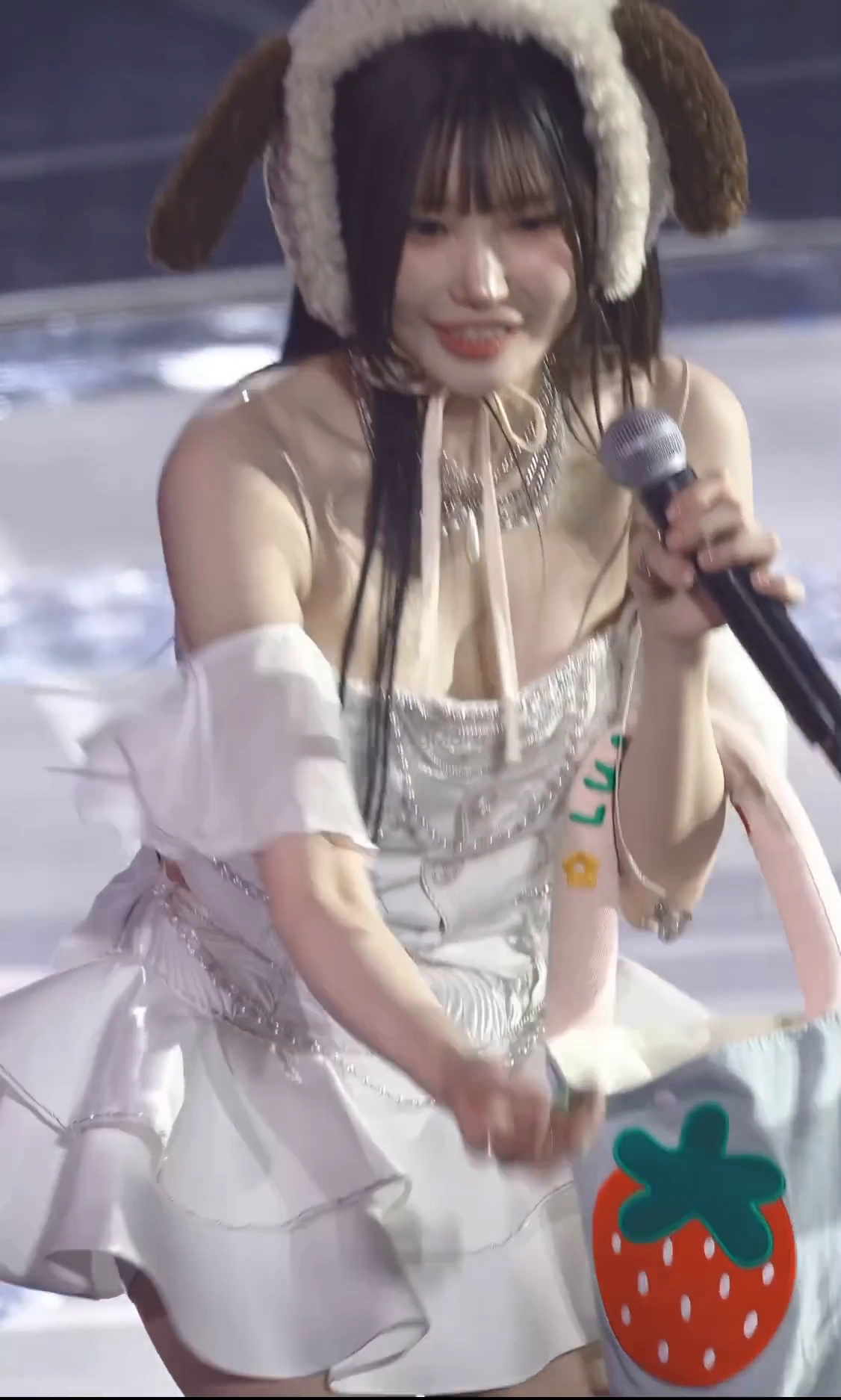 프로미스 막내 송하영 가슴골 숙인 팬서비스