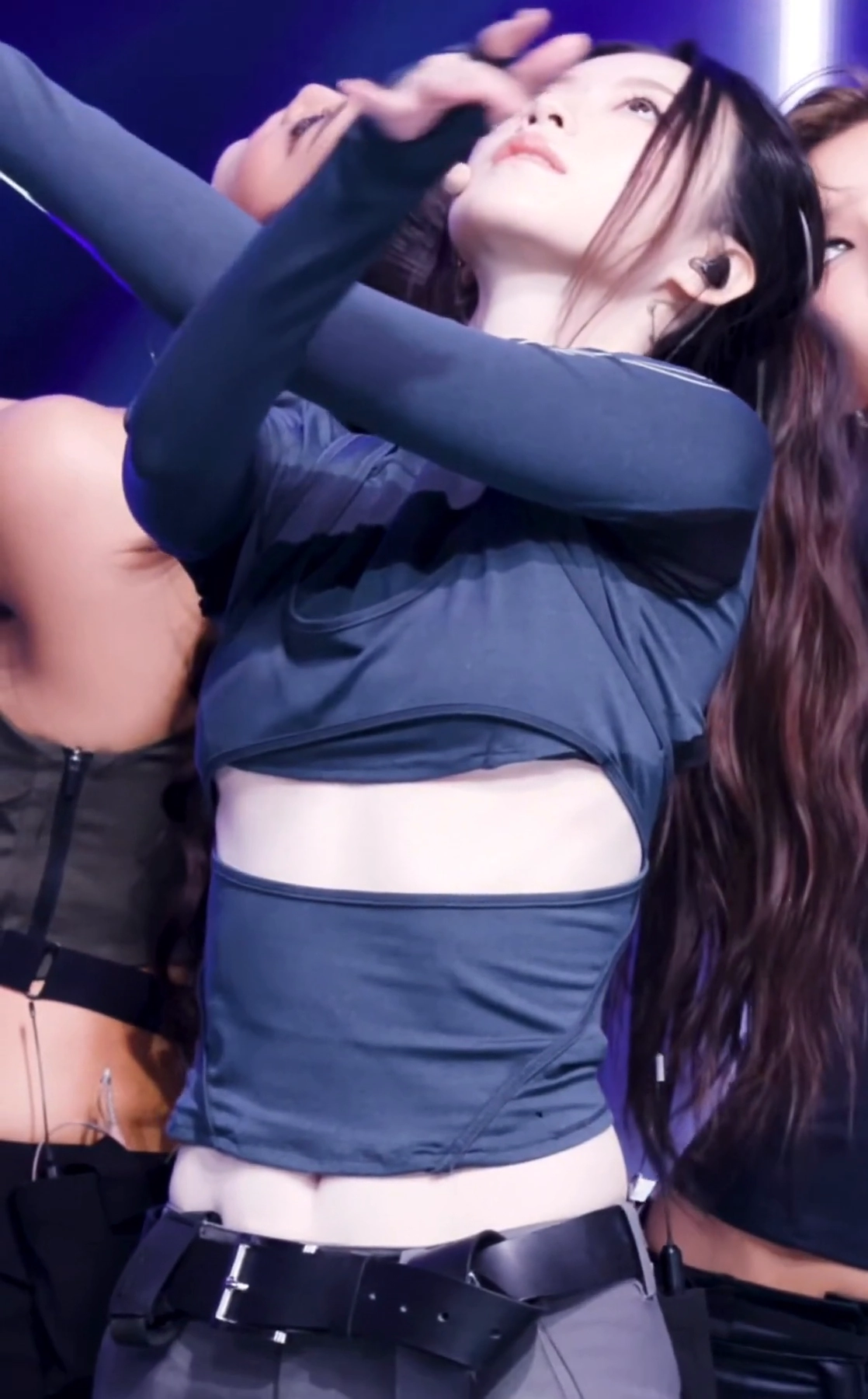 아이들 슈화 언더붑 살짝 보이는 절개 라인