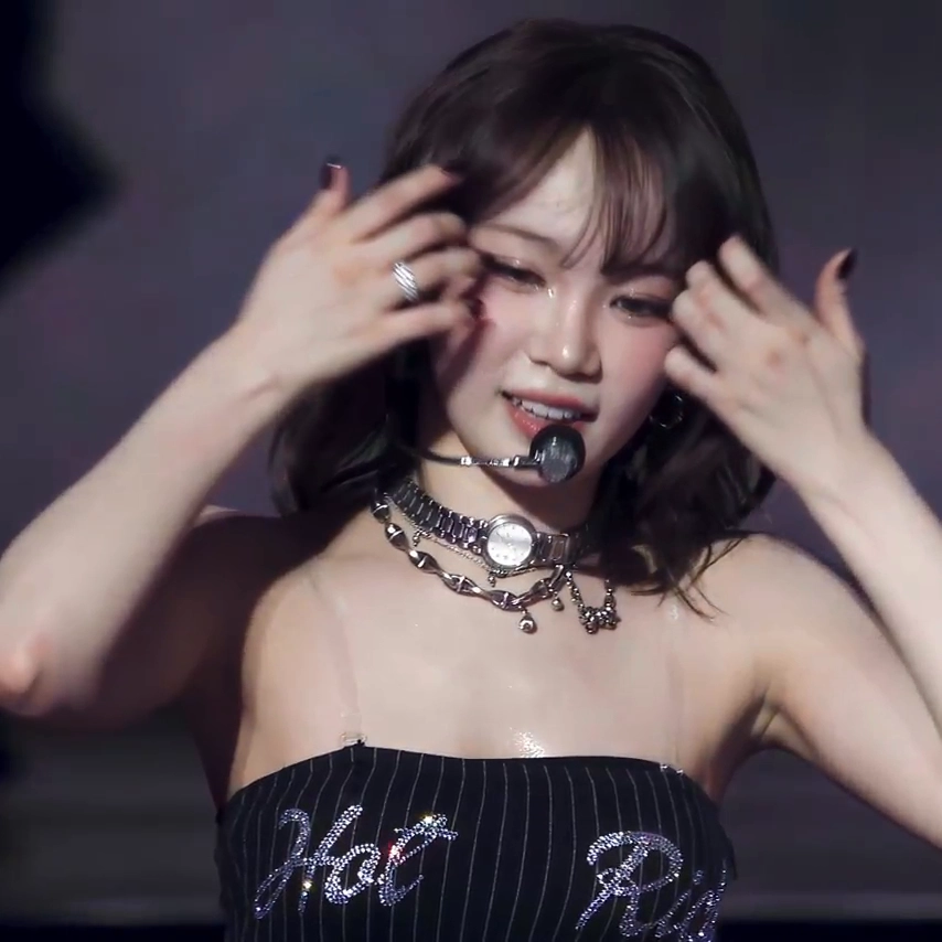 르세라핌 김채원 가슴 땀으로 번들거리는 초고화질