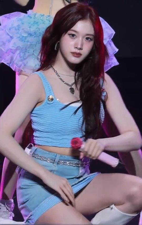 스테이씨 재이 도끼자국 턴하는 치마속