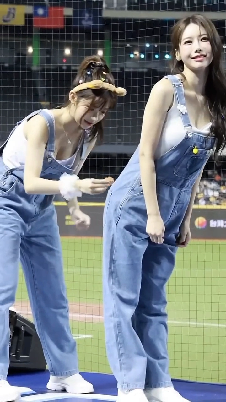 이주은 가슴골 동료 의상 점검해 주다 방심 노출