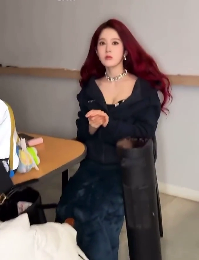 스테이씨 시은 가슴골 노출 깜짝 놀란 표정