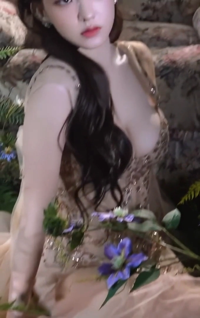 우주소녀 성소 가슴골 깊은 과감한 드레스