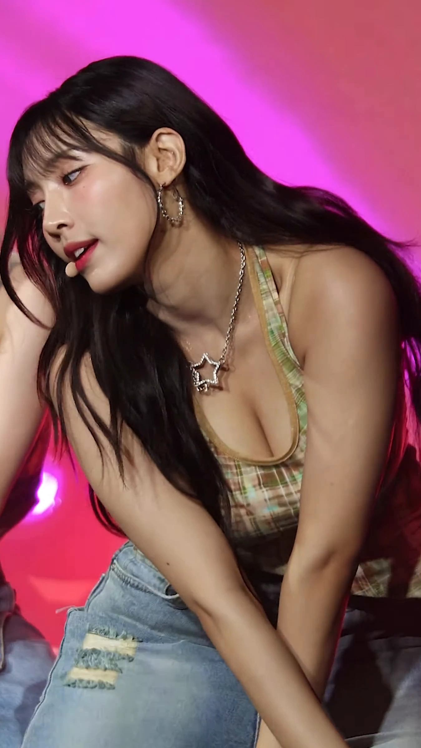 라잇썸 초원 가슴골 땀 맺힌 묵직한 슴부먼트