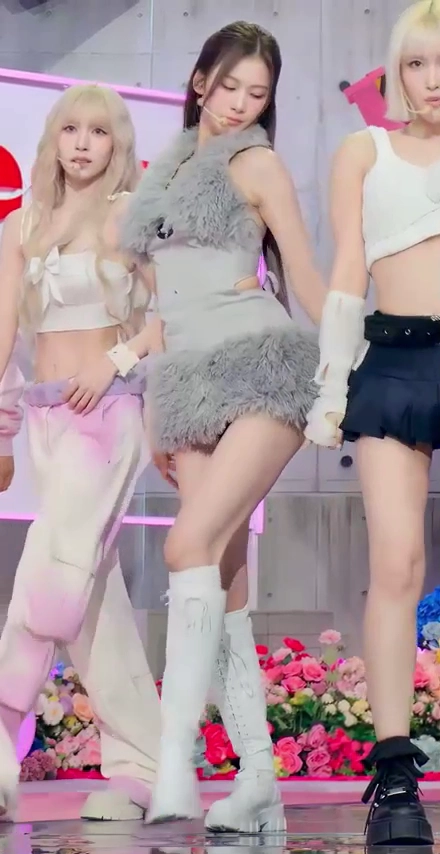 트와이스 사나 엉덩이 잡힌 짧은 의상