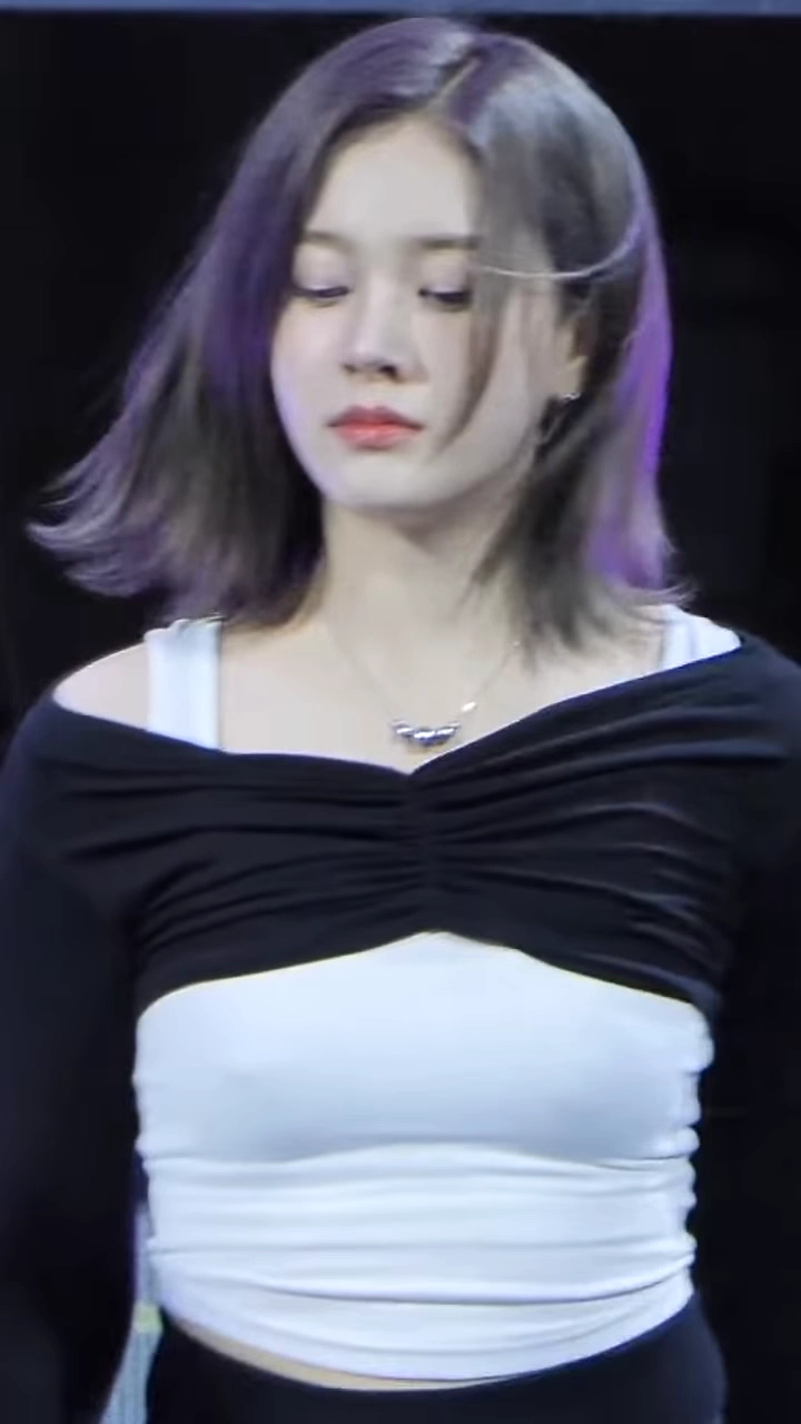 스테이씨 재이 꼭지 튀어나온 크롭 상의