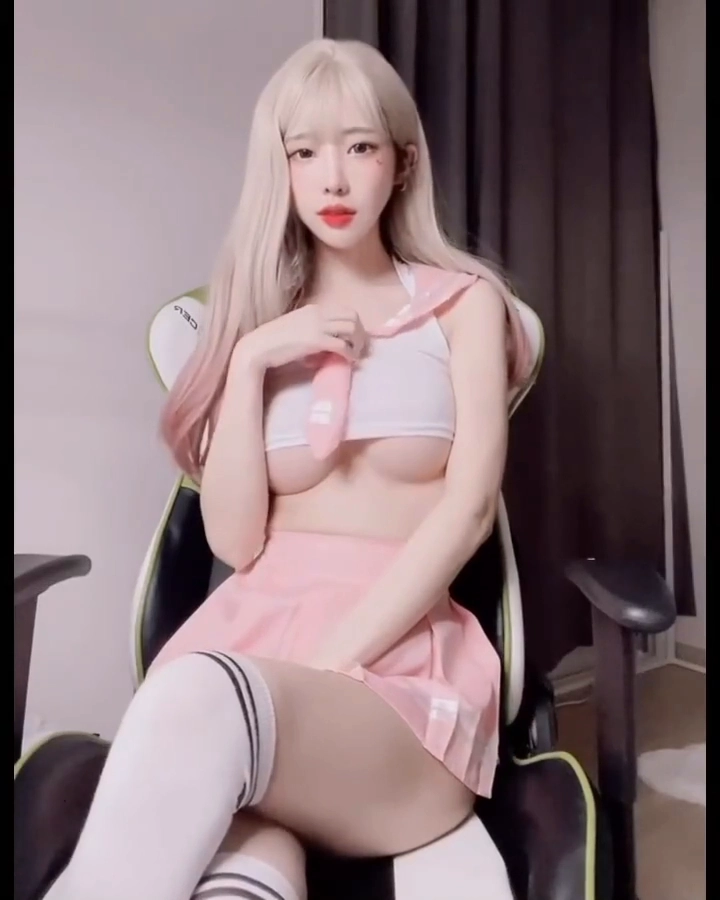 유혜디 언더붑 가슴 노출 크롭 스쿨룩