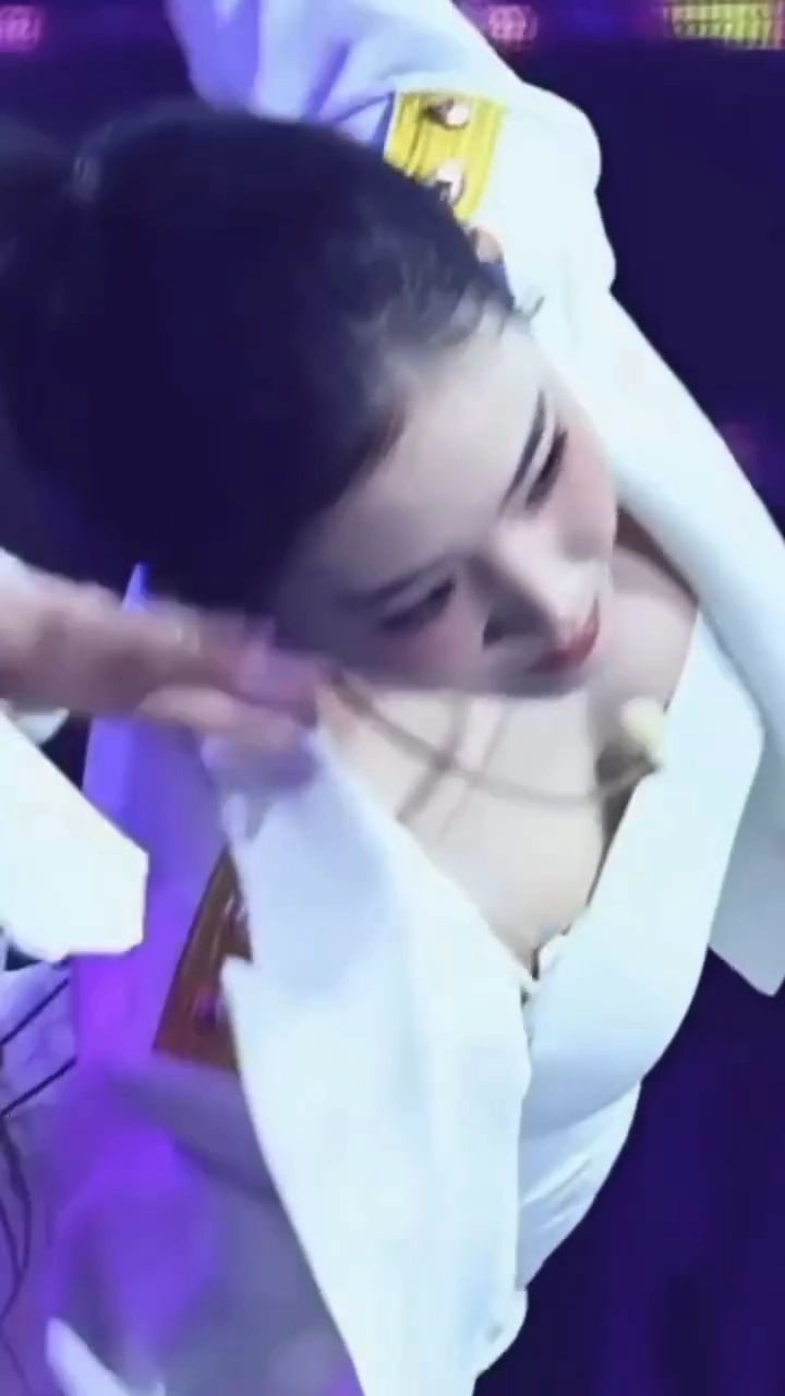 트리플에스 지연 가슴골 잡힌 예술적인 앵글