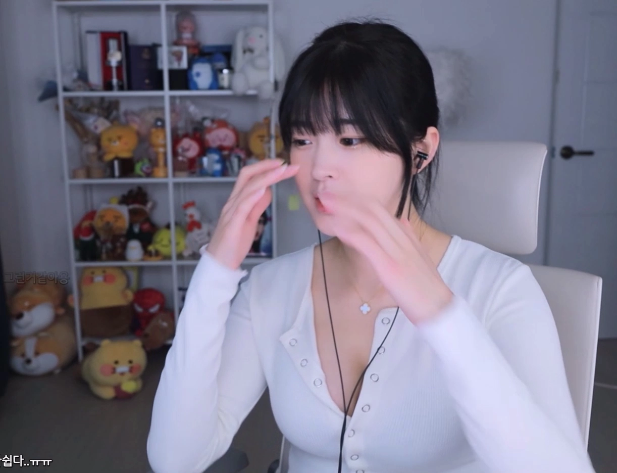 문월 가슴골 보이게 단추 풀은 흰티