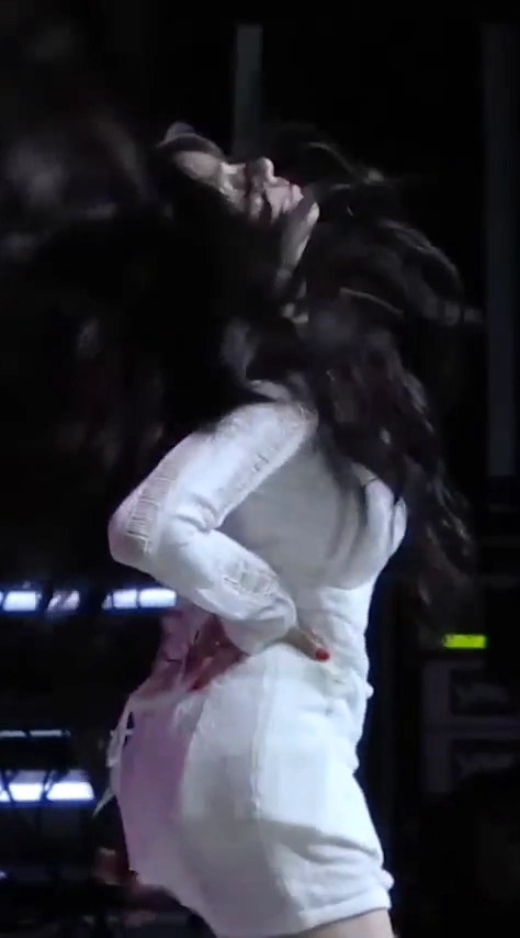 권은비 가슴 묵직하게 출렁이는 니트 원피스