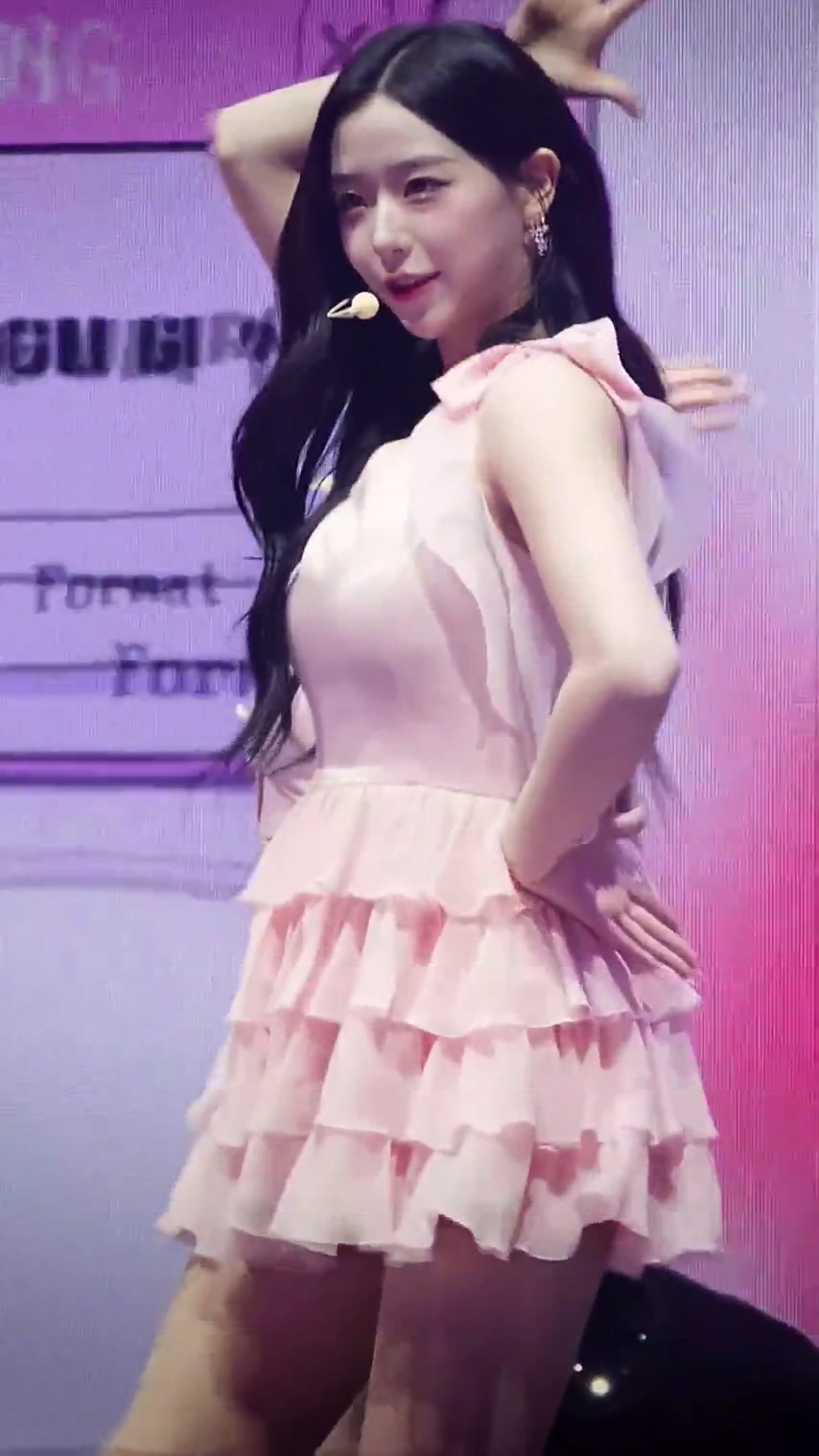 트리플에스 김채연 가슴 볼륨감 폭력적인 드레스