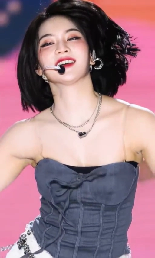 스테이씨 아이사 가슴골 팔로 모아준 슬로 모션