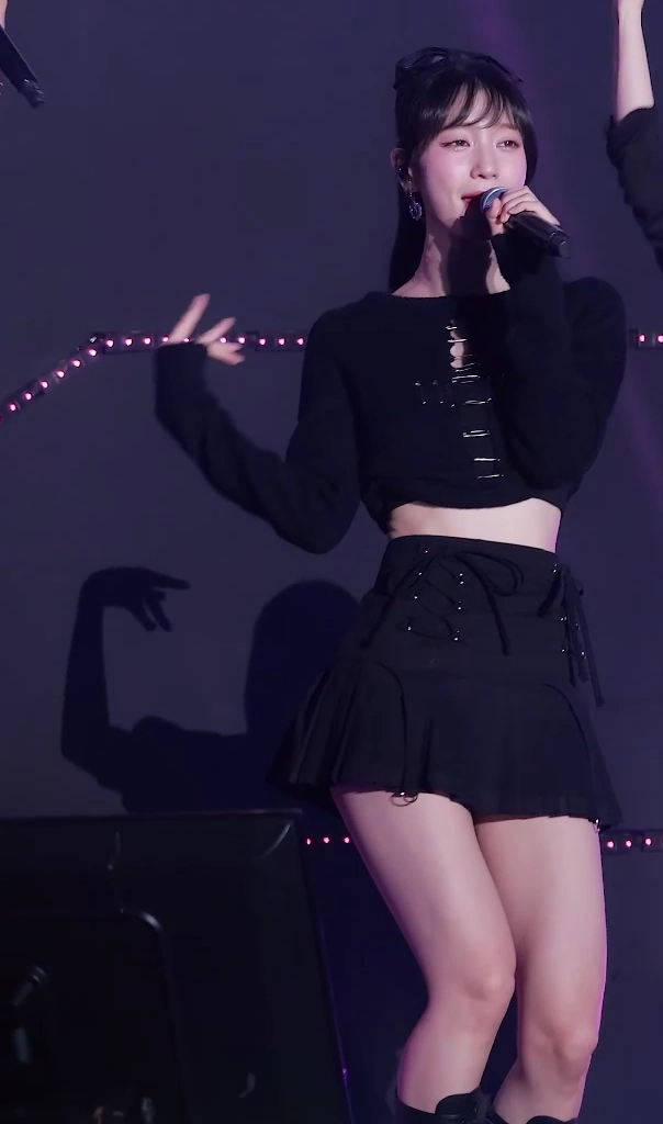 오마이걸 유빈 엉밑살 턴 동작에 눈에 띄어