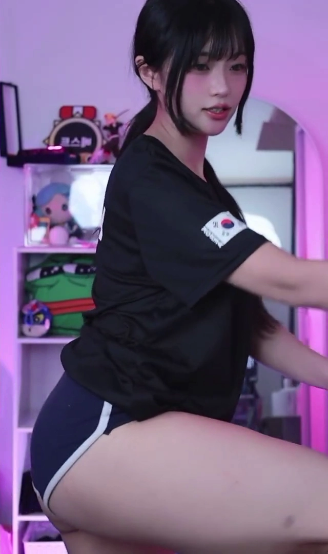 쟈닌 엉밑살 노출 돌핀팬츠 입고 신나게 털어