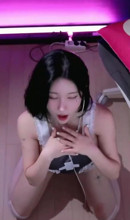 김우유 사이드붑 삐져나온 노브라 앞치마