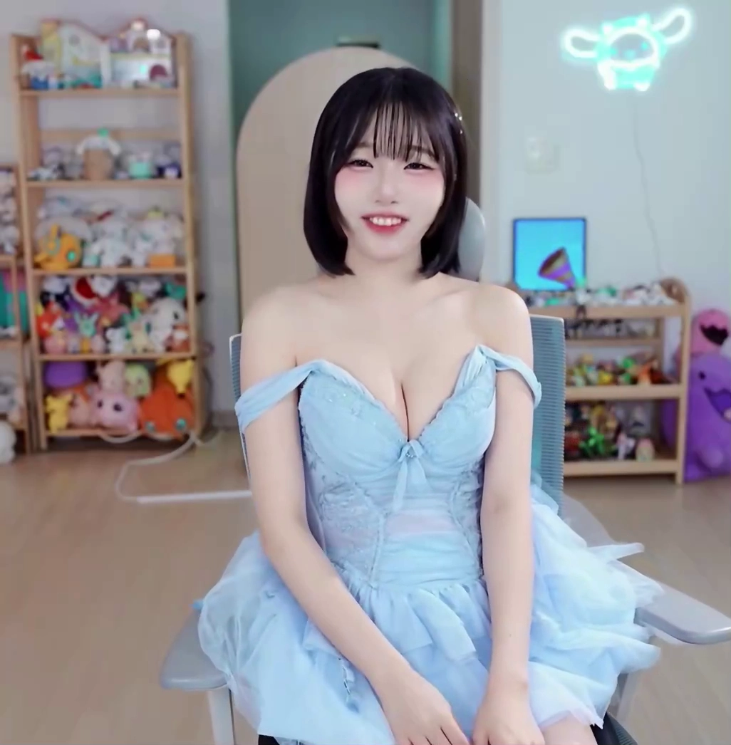 수련수련 가슴골 깊게 파인 오프숄더 란제리 드레스