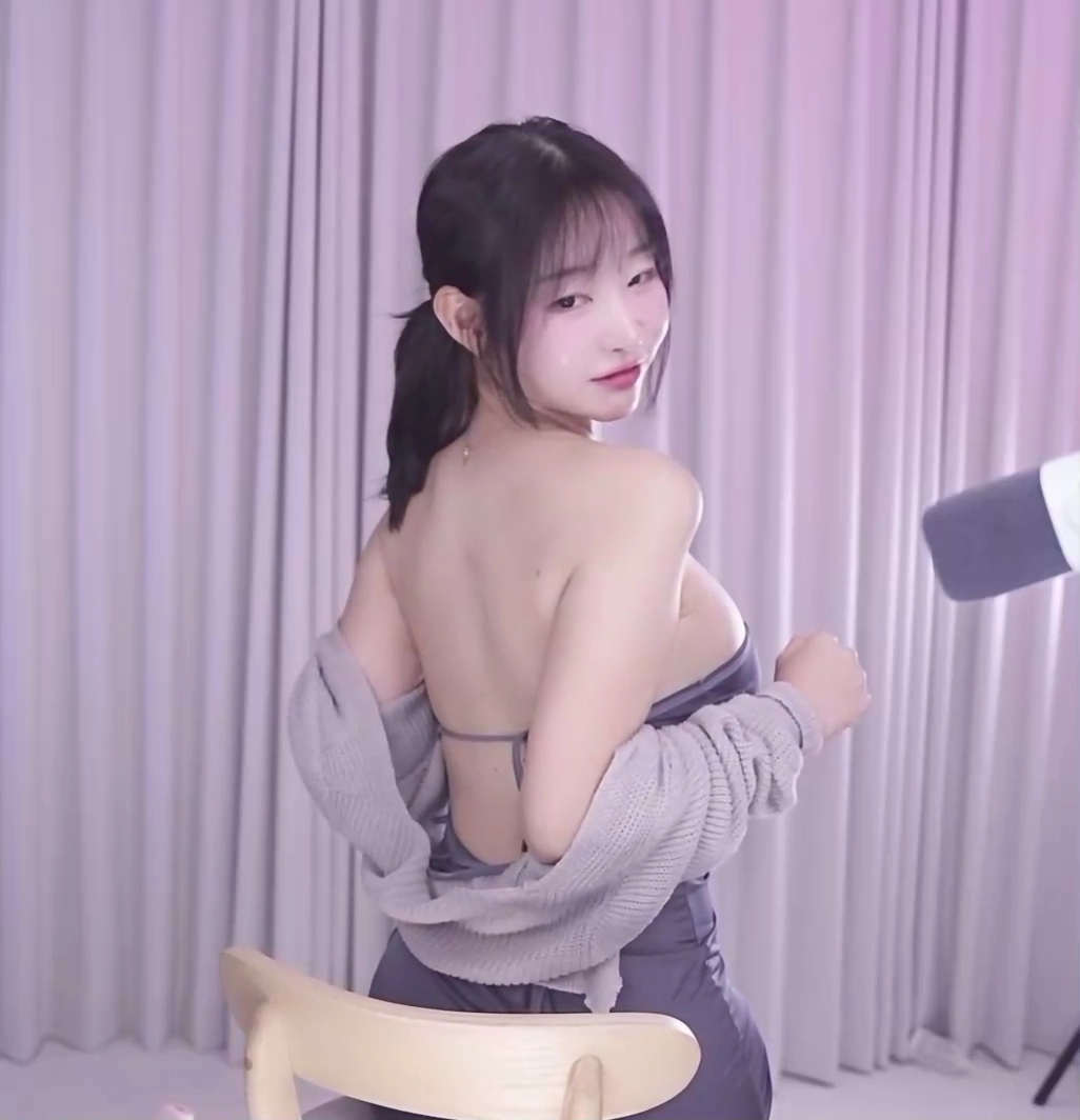 둘기얏 거유 가슴골 아슬아슬하게 버티는 미시룩