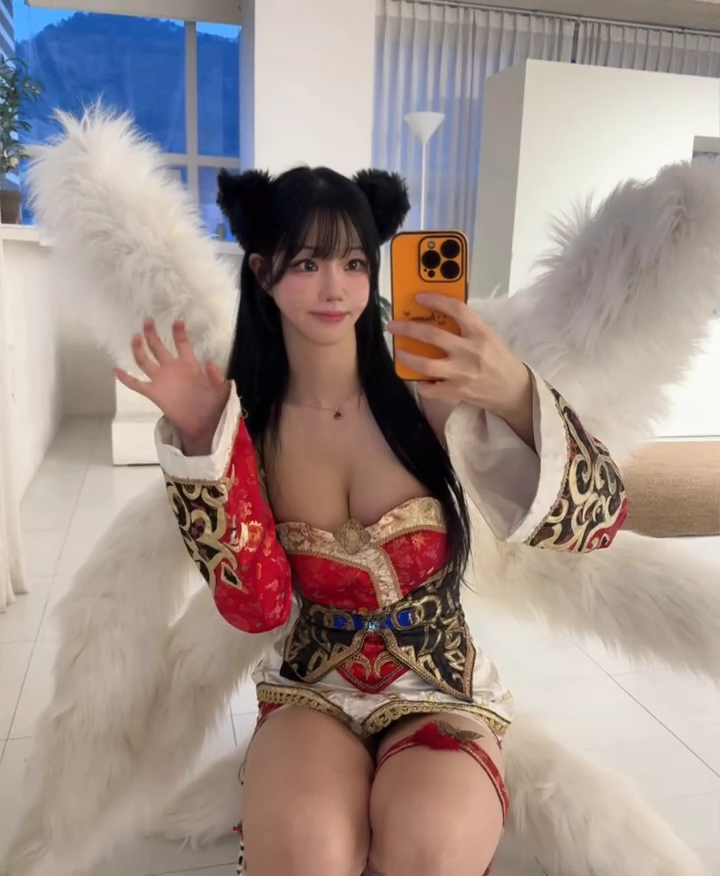 민한나 가슴골 몽글하게 모아준 아리 코스프레