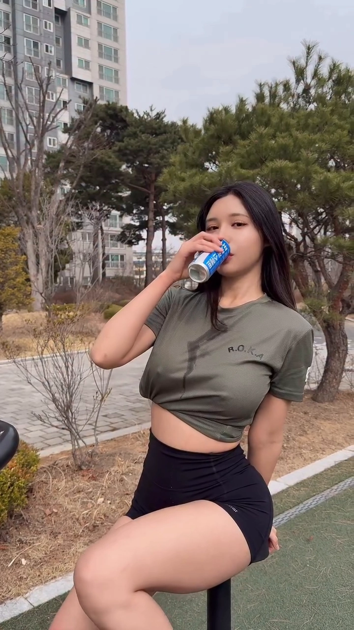 서안 꼭지 뚜렷하게 튀어나온 노브라 로카티