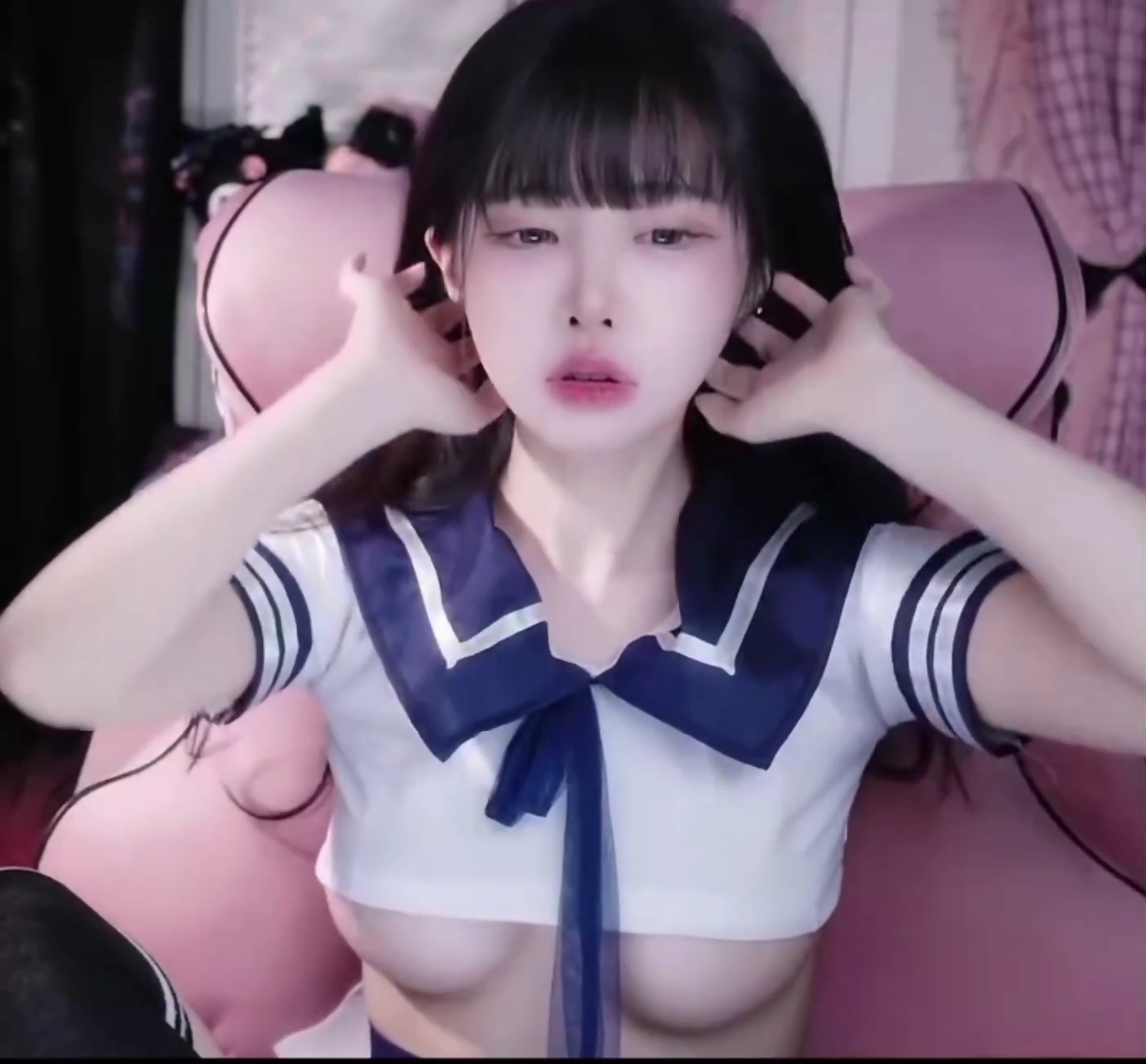 유혜디 꼭지 아슬아슬하게 가린 언더붑 교복