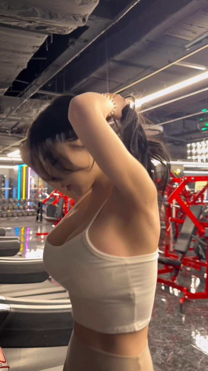 쭈바디 옆슴 묵직 런닝머신 타는 나시티 옆태