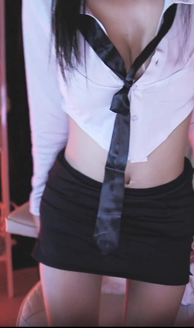 소냥이 가슴골 시선 집중하게 만드는 바디 체크