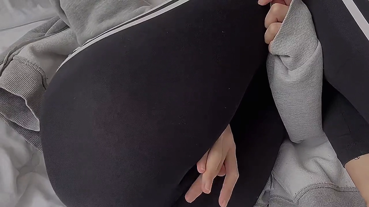 레깅스 누나 아래가 많이 가려운듯 긁적긁적