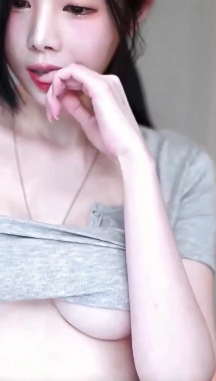 햄찡 꼭지에 걸친 상의 뽀얀 언더붑 알가슴 노출