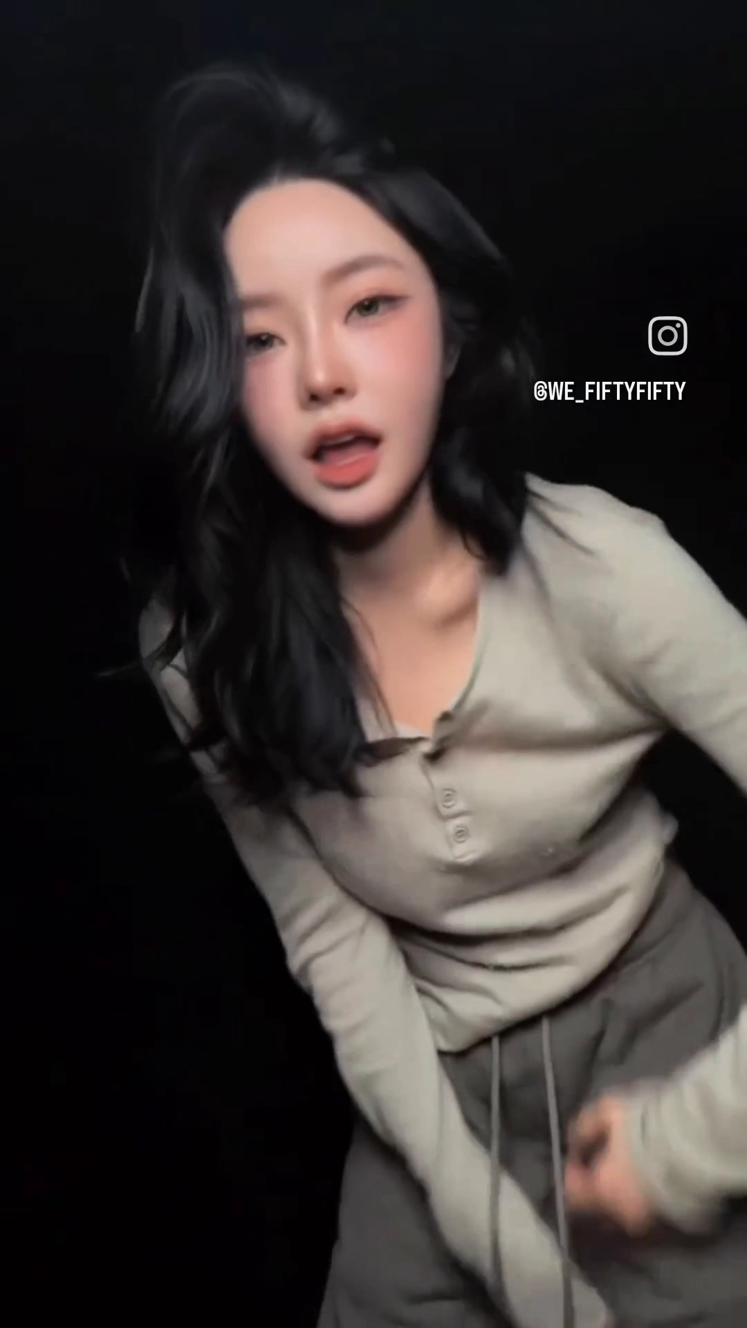 피프티피프티 키나 꼭지 패드 도드라진 헐렁한 티