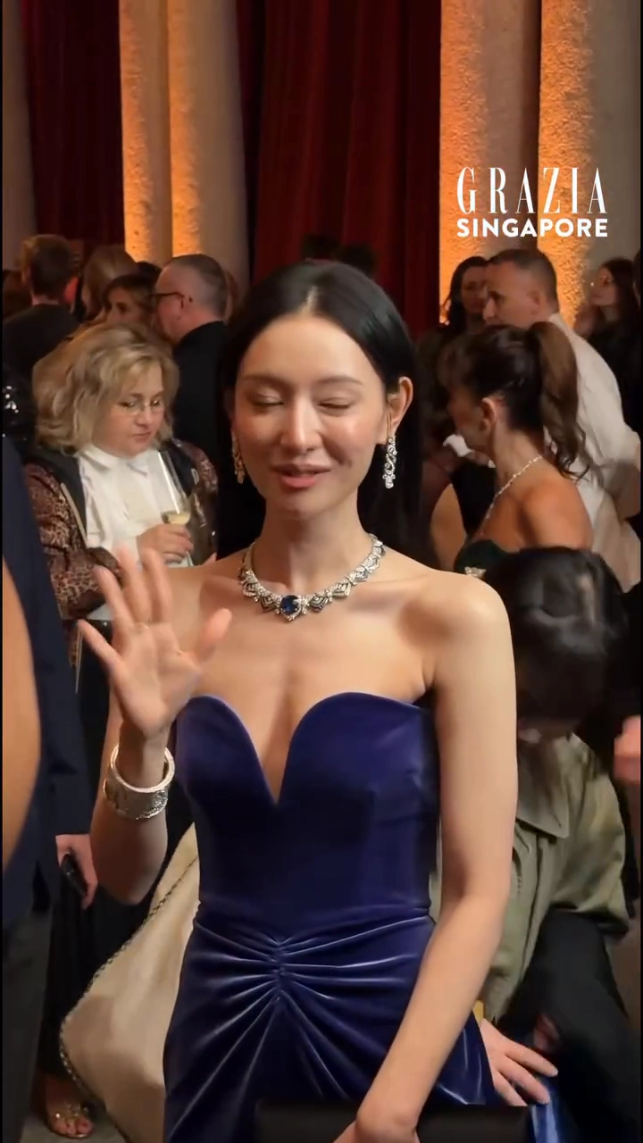 배우 김지원 가슴골 깊이 피인 오프숄더 드레스