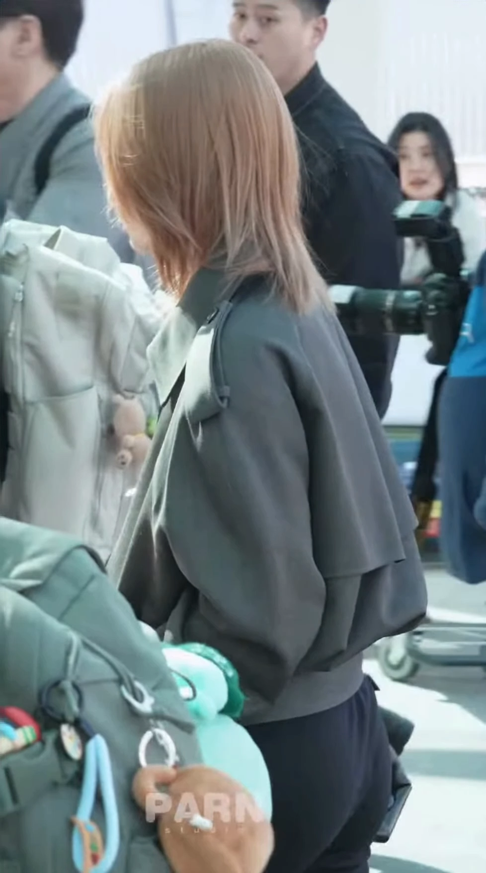 모모 엉덩이 시선 고정되는 공항패션