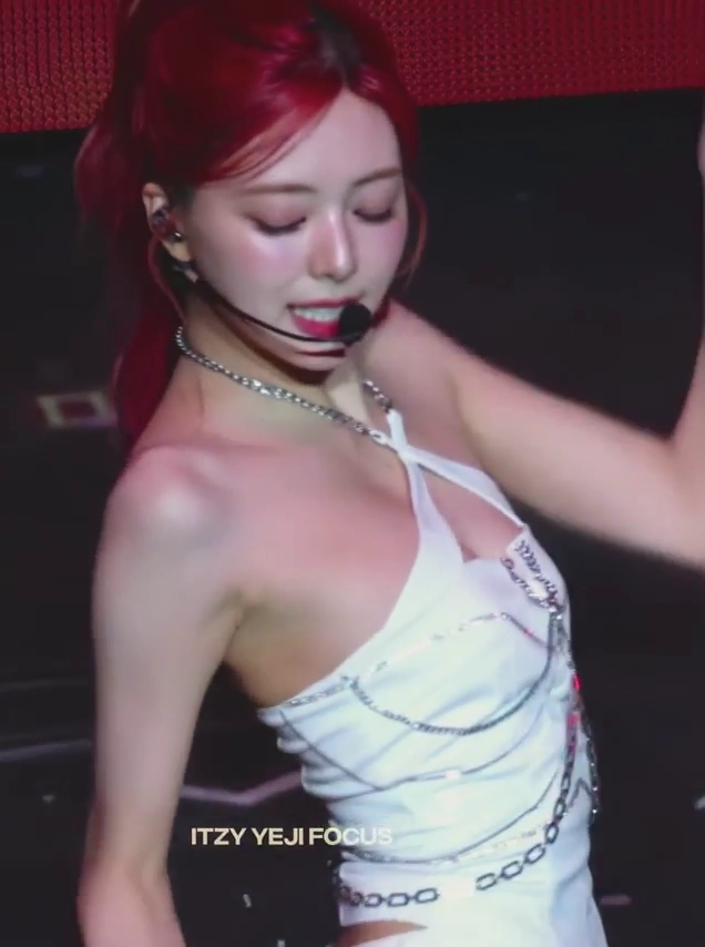 있지 유나 가슴골 찰랑이는 X자 홀터넥