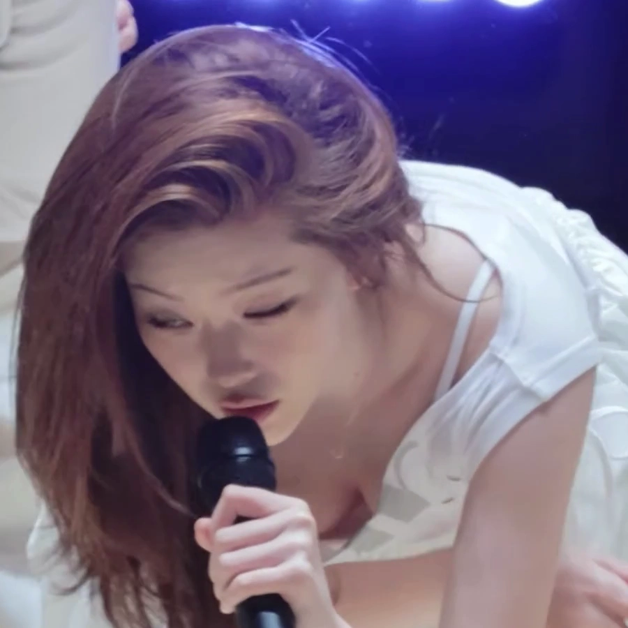 빌리 츠키 가슴골 늘어진 의상 틈새 노출