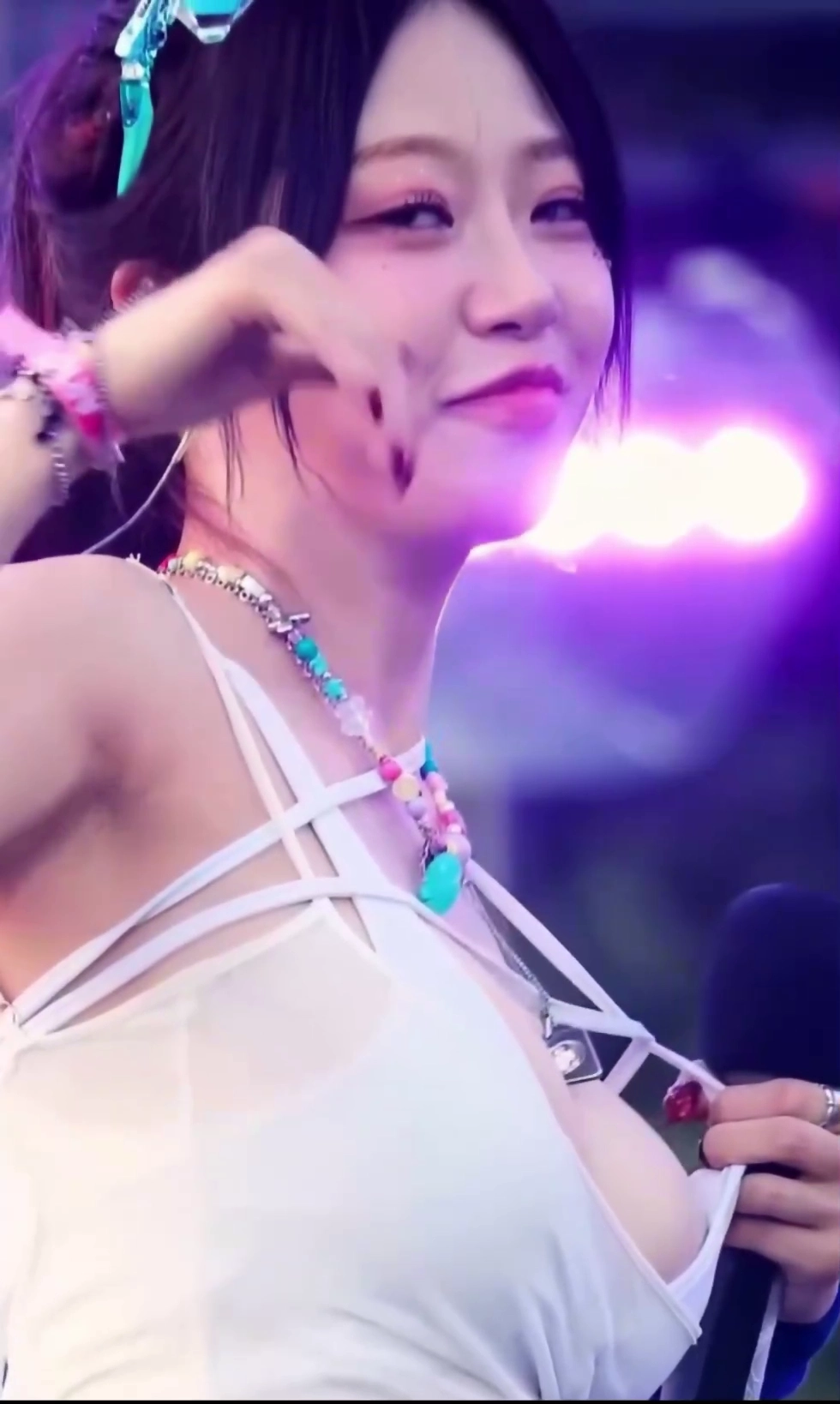 지지원 비키니 땡겨 올리다 꼭지 노출