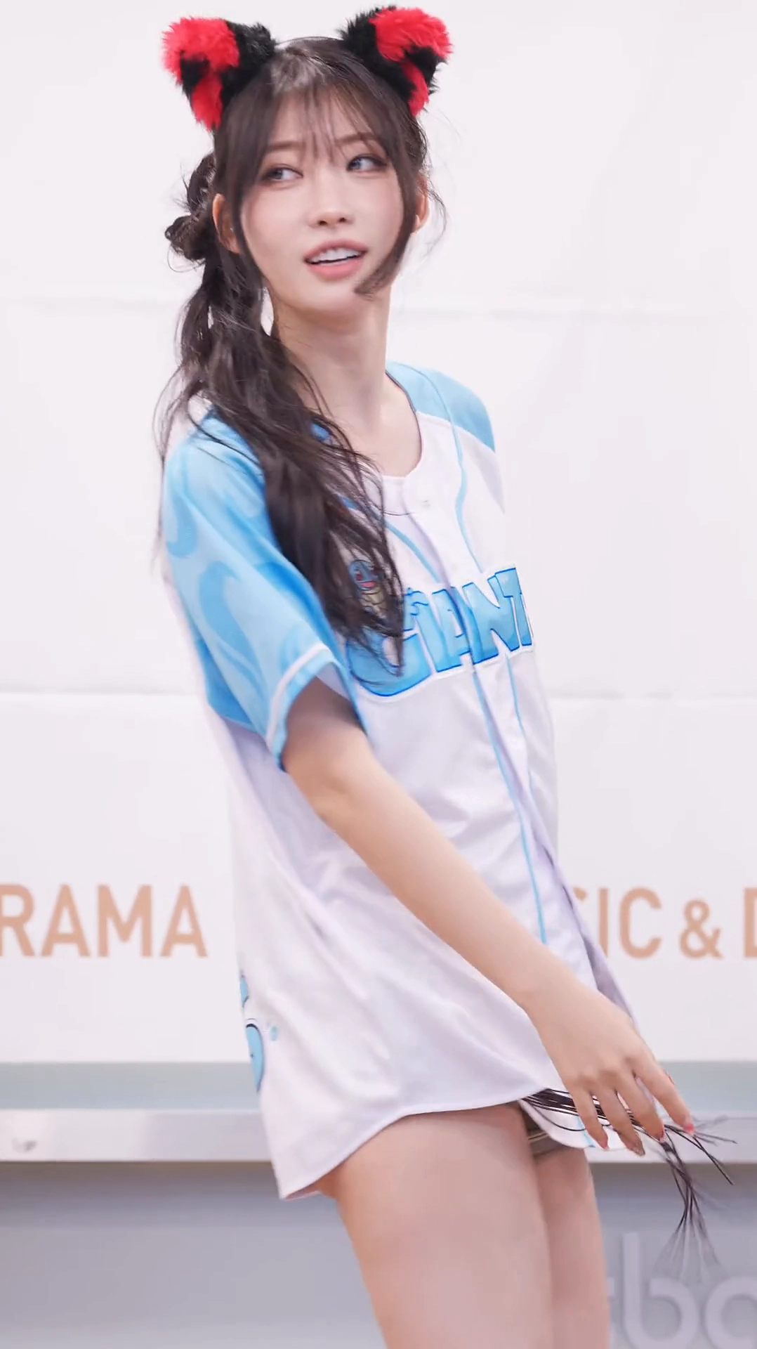 에버글로우 시현 엉밑살 노출 하의실종 짧은 치마