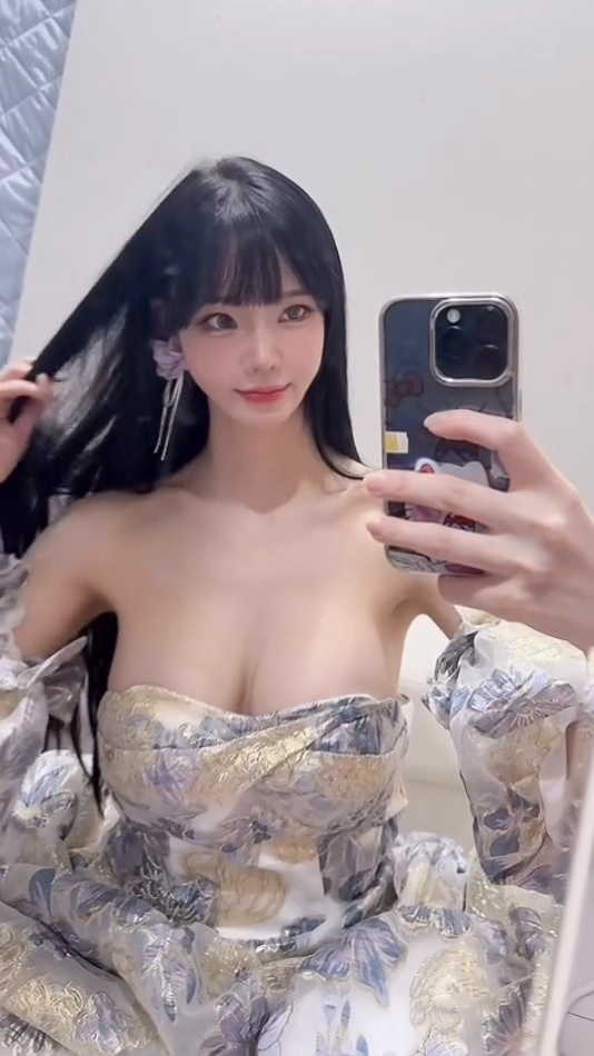 민한나 가슴골 묵직 오프솔더 셀카