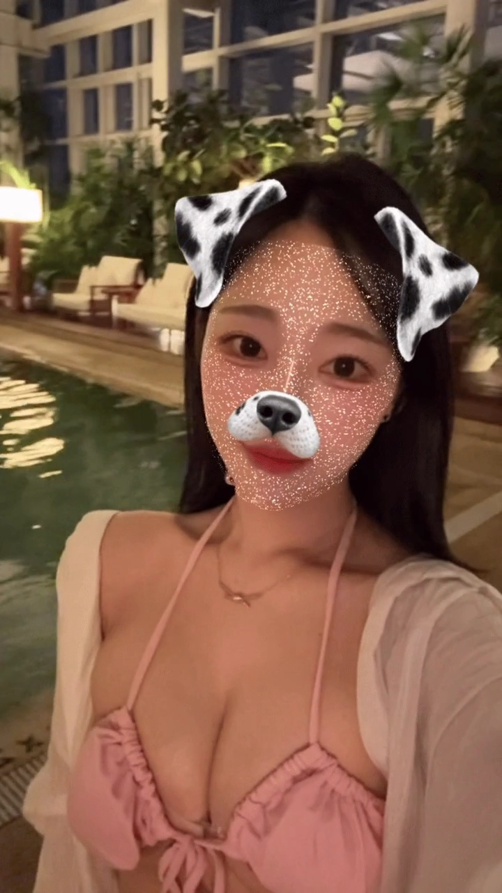 톡톡이 가슴골 묵직하게 잡힌 비키니 셀카