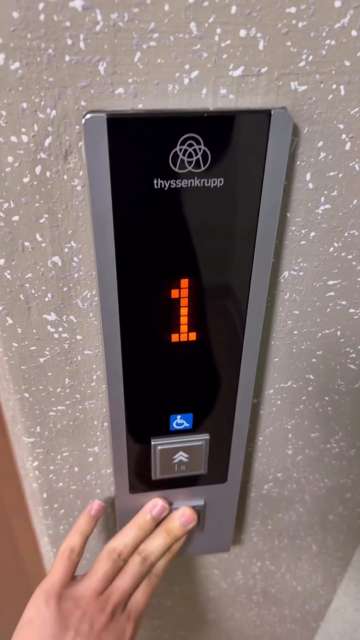 서안 꼭지 도드라진 노브라 밀착 회색티