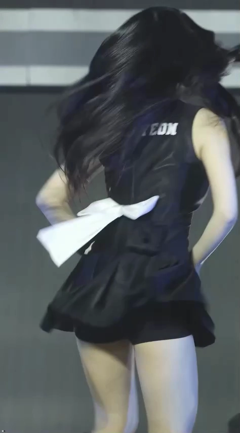 트리플에스 김채연 엉덩이 라인 그대로 드러나는 시원한 턴동작