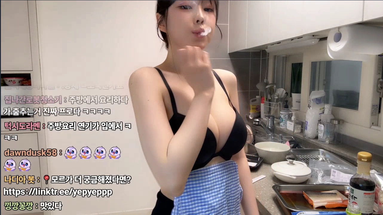 모르님 브라만 입고 보여주는 알가슴