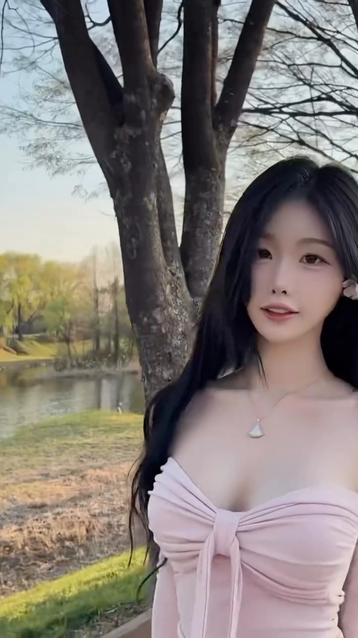 한갱 윗슴 돋보인 핑크 오프솔더 꽃구경 마실룩